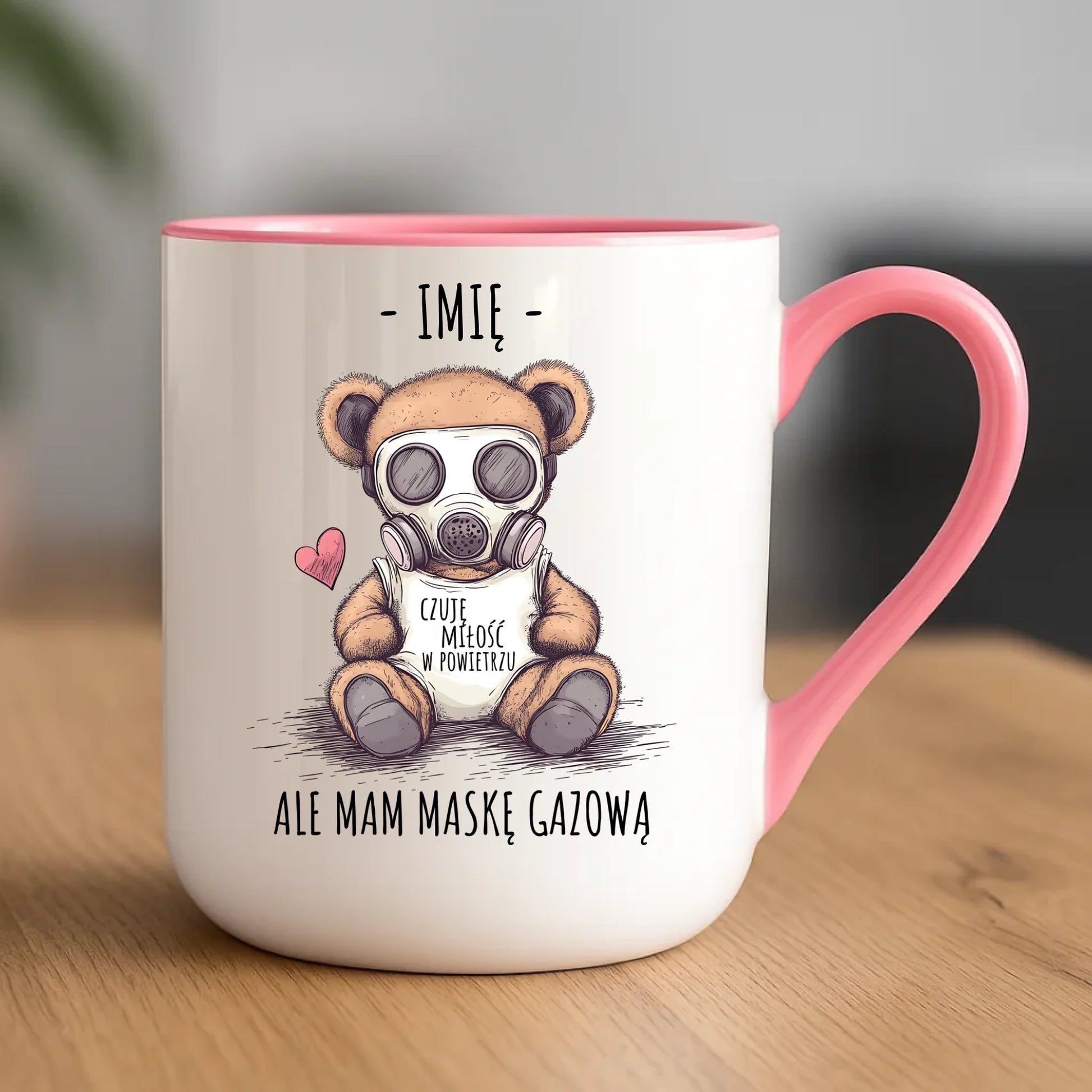 Kubek elegant - Miś w masce gazowej - Czuję miłość w powietrzu - personalizowany W38 - StoryCups.pl