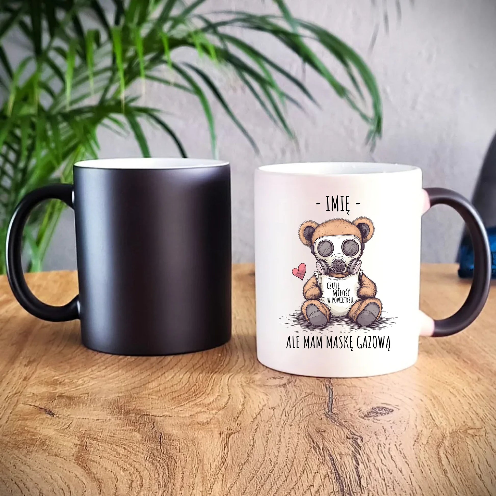 Kubek magiczny - Miś w masce gazowej - Czuję miłość w powietrzu - personalizowany W38 - StoryCups.pl
