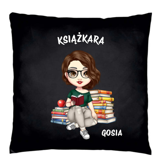 Poduszka dekoracyjna - Książkara - Prezent dla miłośniczki czytania książek - personalizowana DZ03 - StoryCups.pl