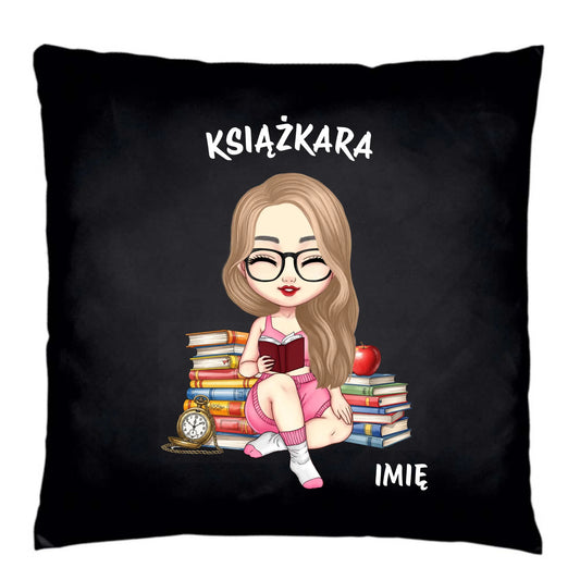 Poduszka dekoracyjna - Książkara - Prezent dla miłośniczki czytania książek - personalizowana DZ04 - StoryCups.pl
