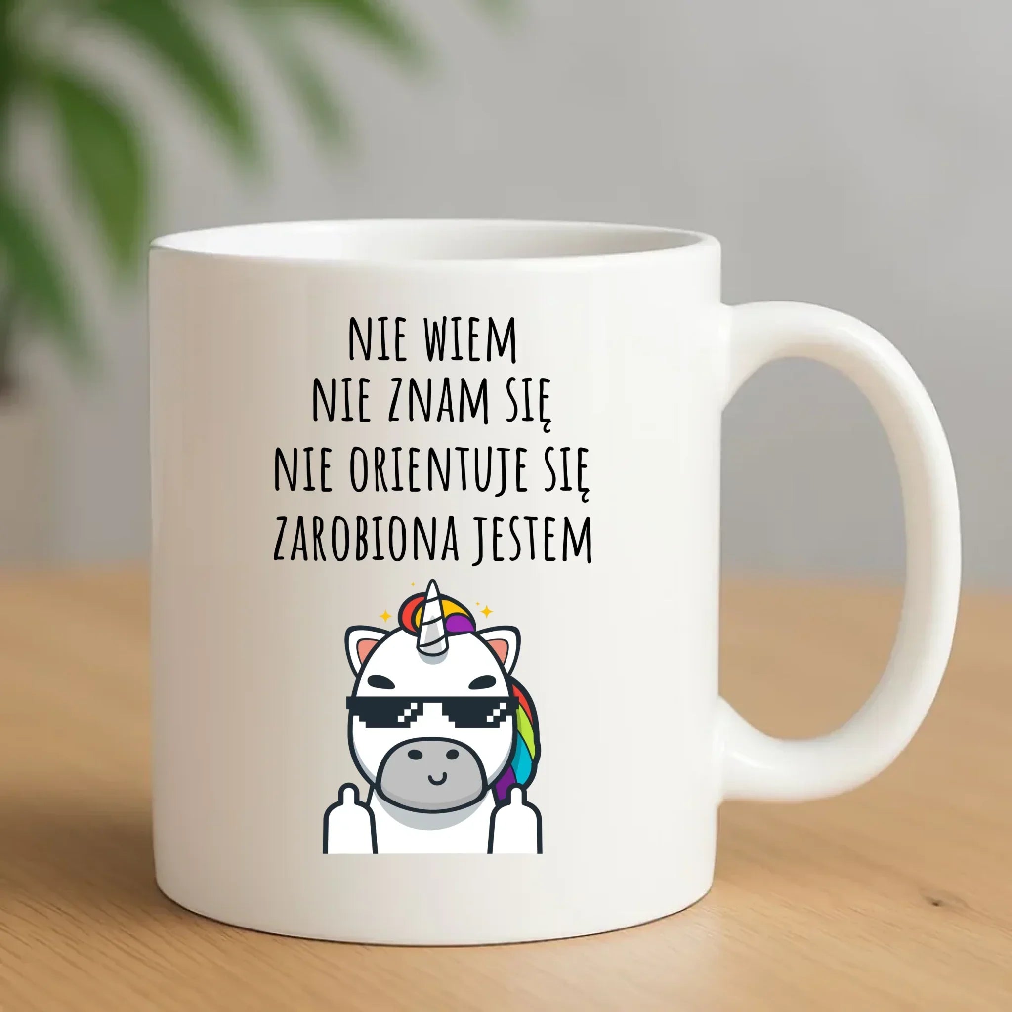 Śmieszny kubek z napisem - Nie wiem, nie znam się, zarobiona jestem DZ05 - StoryCups.pl