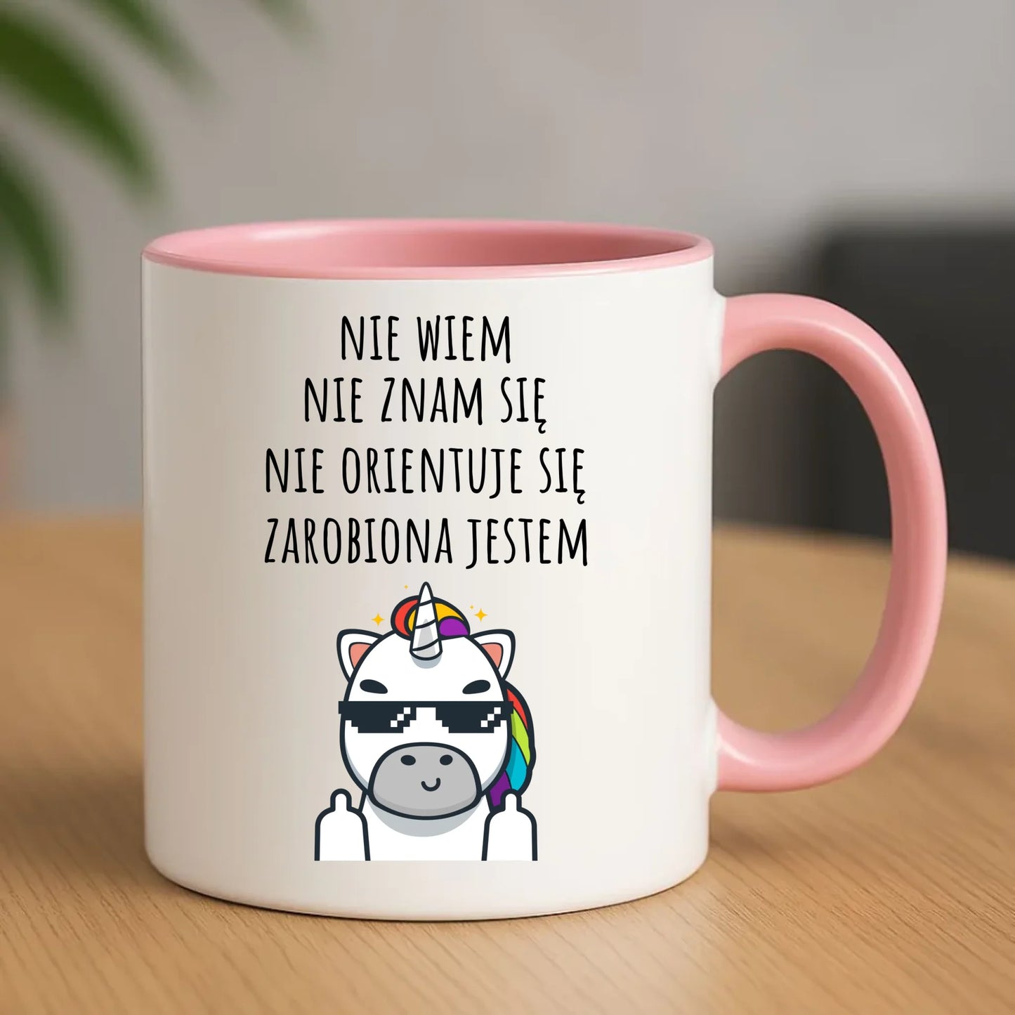 Śmieszny kubek z napisem - Nie wiem, nie znam się, zarobiona jestem DZ05 - StoryCups.pl