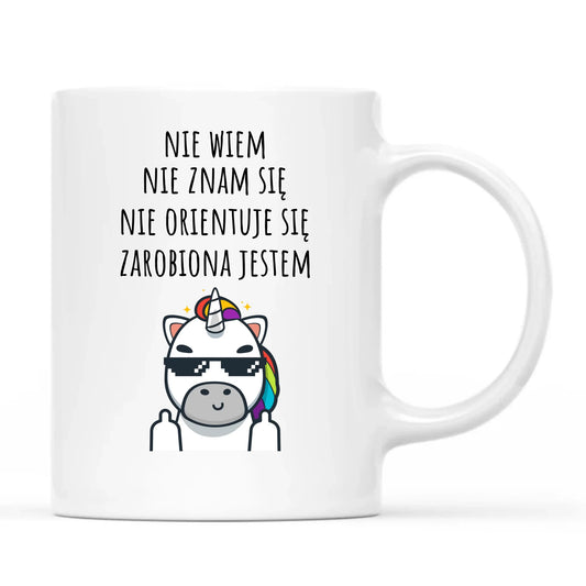 Śmieszny kubek z napisem - Nie wiem, nie znam się, zarobiona jestem DZ05 - StoryCups.pl