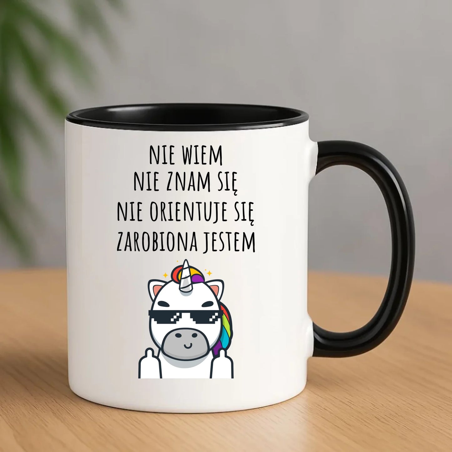 Śmieszny kubek z napisem - Nie wiem, nie znam się, zarobiona jestem DZ05 - StoryCups.pl