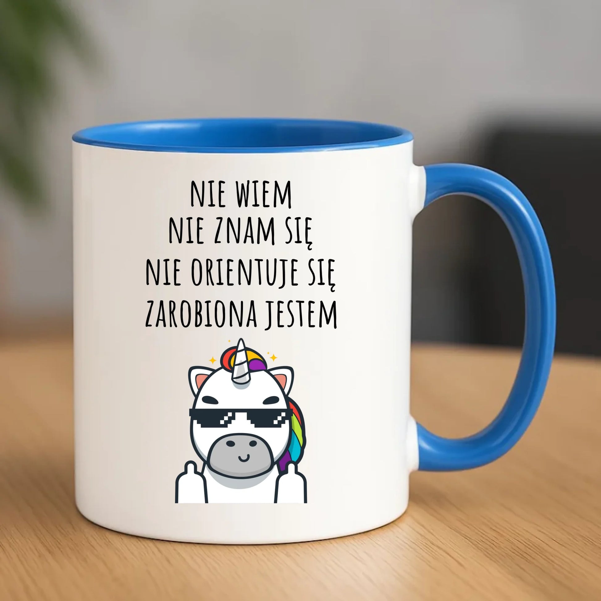 Śmieszny kubek z napisem - Nie wiem, nie znam się, zarobiona jestem DZ05 - StoryCups.pl