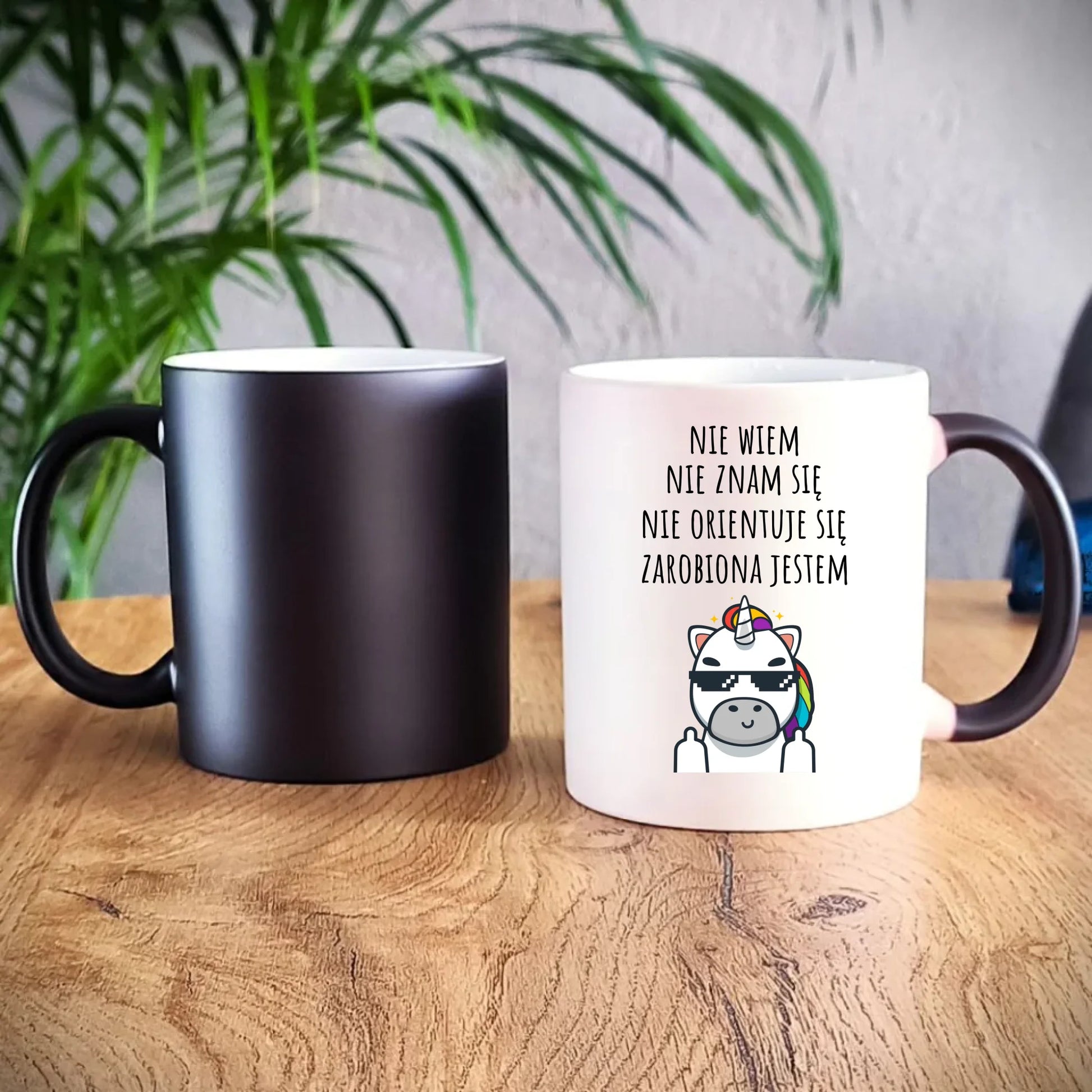 Śmieszny kubek magiczny z napisem - Nie wiem, nie znam się, zarobiona jestem DZ05 - StoryCups.pl
