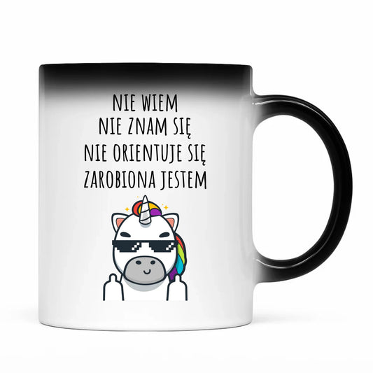 Śmieszny kubek magiczny z napisem - Nie wiem, nie znam się, zarobiona jestem DZ05 - StoryCups.pl