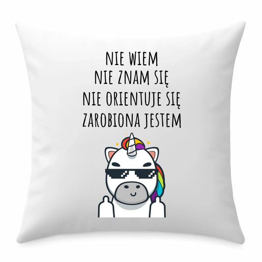 Śmieszna poduszka z napisem - Nie wiem, nie znam się, zarobiona jestem DZ05 - StoryCups.pl
