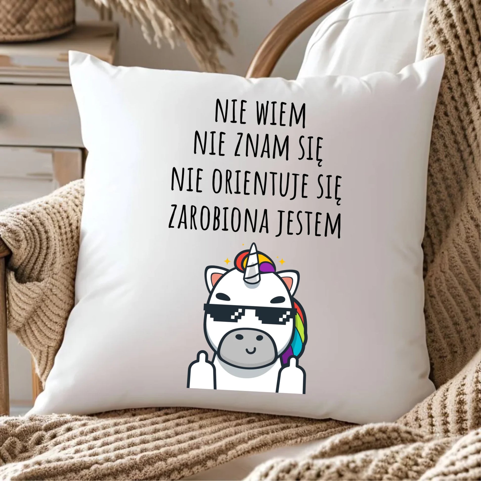 Śmieszna poduszka z napisem - Nie wiem, nie znam się, zarobiona jestem DZ05 - StoryCups.pl