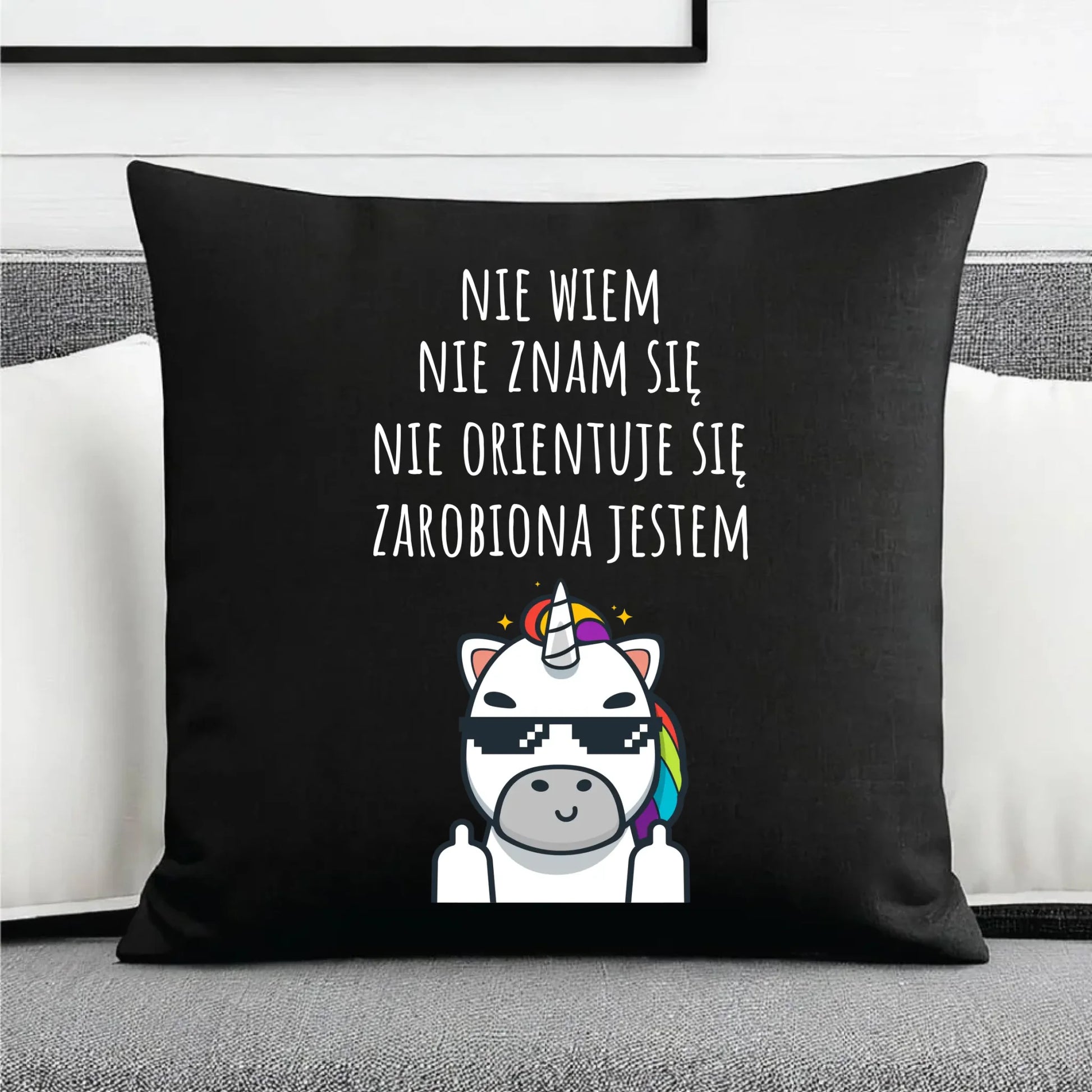 Śmieszna poduszka dekoracyjna z napisem - Nie wiem, nie znam się, zarobiona jestem DZ05 - StoryCups.pl