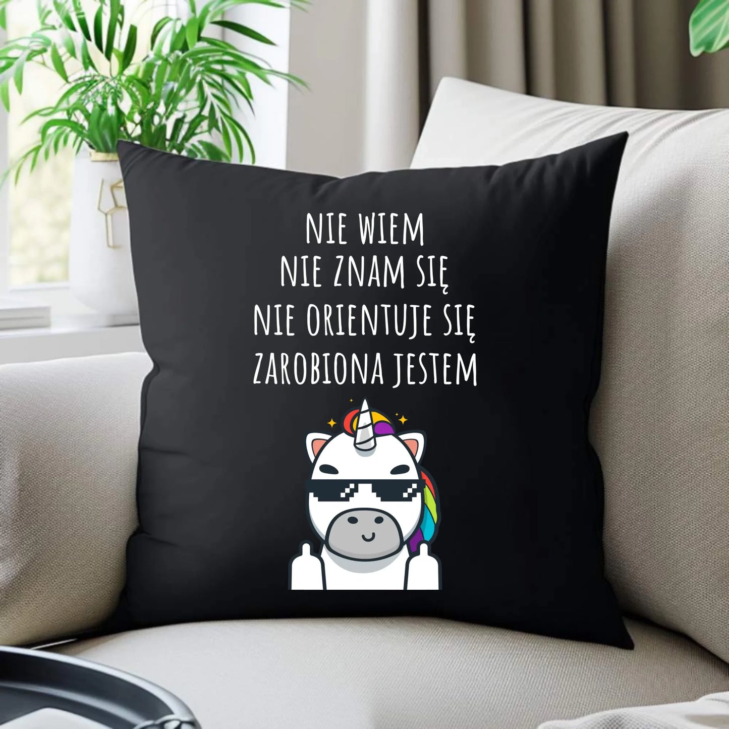 Śmieszna poduszka dekoracyjna z napisem - Nie wiem, nie znam się, zarobiona jestem DZ05 - StoryCups.pl