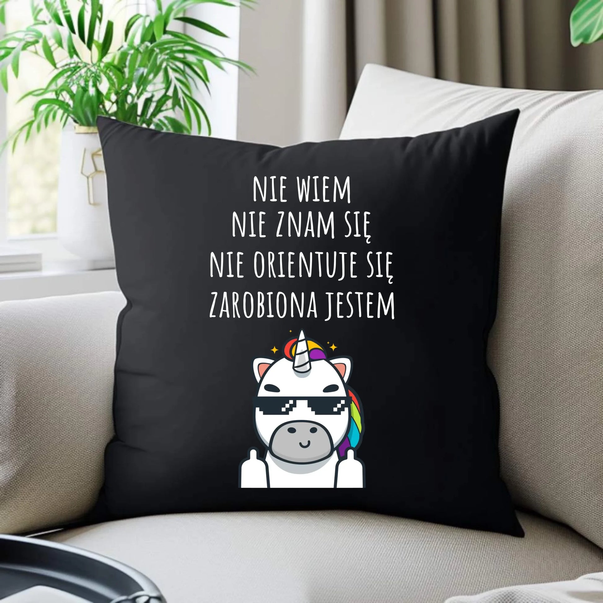 Śmieszna poduszka dekoracyjna z napisem - Nie wiem, nie znam się, zarobiona jestem DZ05 - StoryCups.pl
