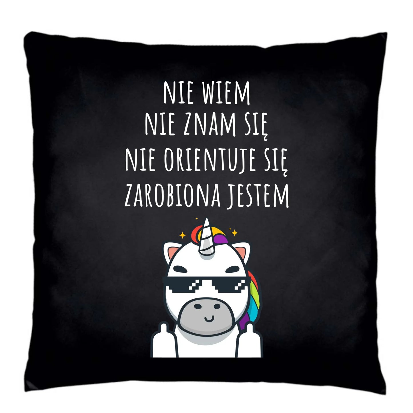 Śmieszna poduszka dekoracyjna z napisem - Nie wiem, nie znam się, zarobiona jestem DZ05 - StoryCups.pl