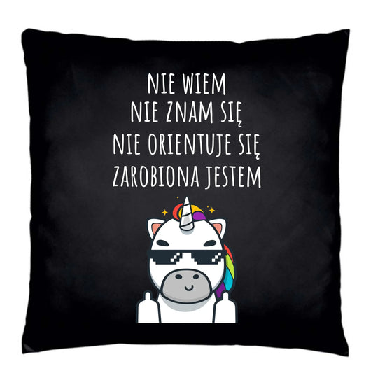 Śmieszna poduszka dekoracyjna z napisem - Nie wiem, nie znam się, zarobiona jestem DZ05 - StoryCups.pl