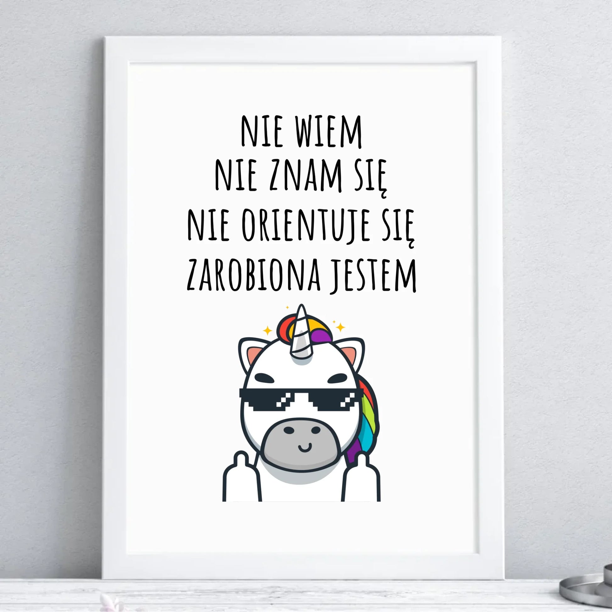 Plakat w ramie - Nie wiem, nie znam się, zarobiona jestem DZ05 - StoryCups.pl