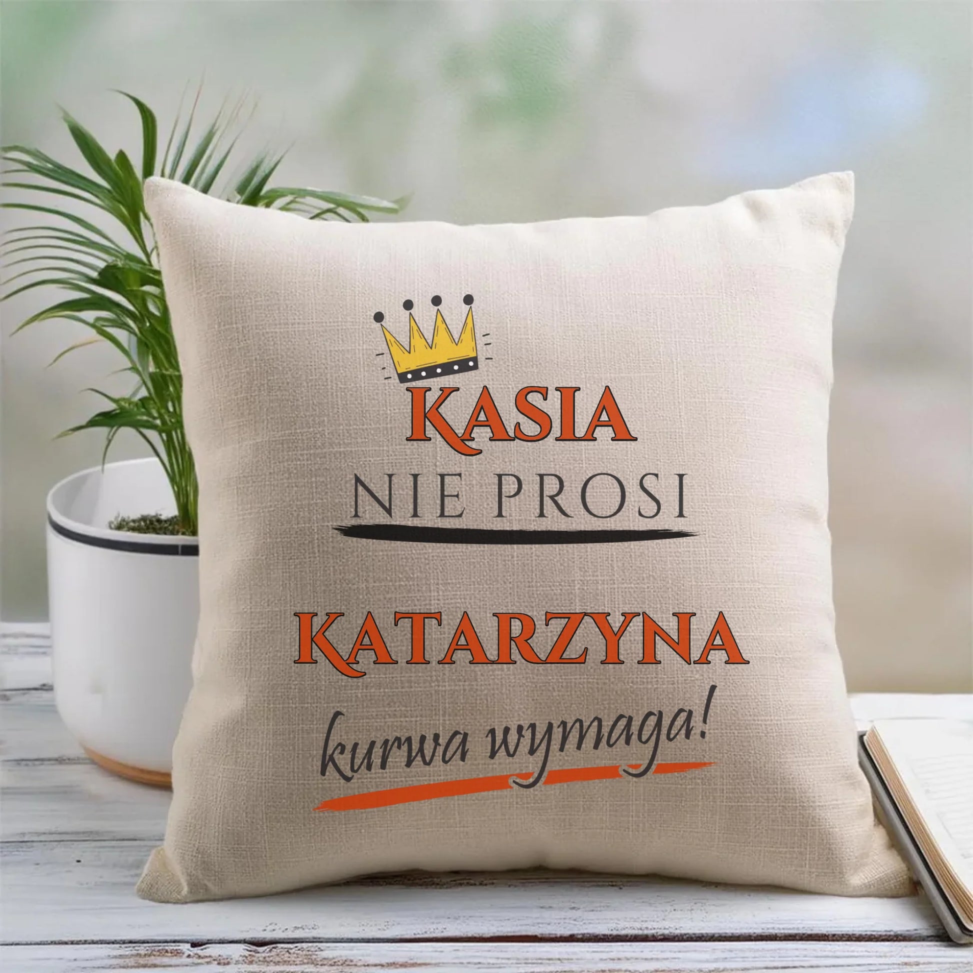 Poduszka - Nie prosi, ku**a wymaga - bez cenzury - personalizowana DZ18 - StoryCups.pl