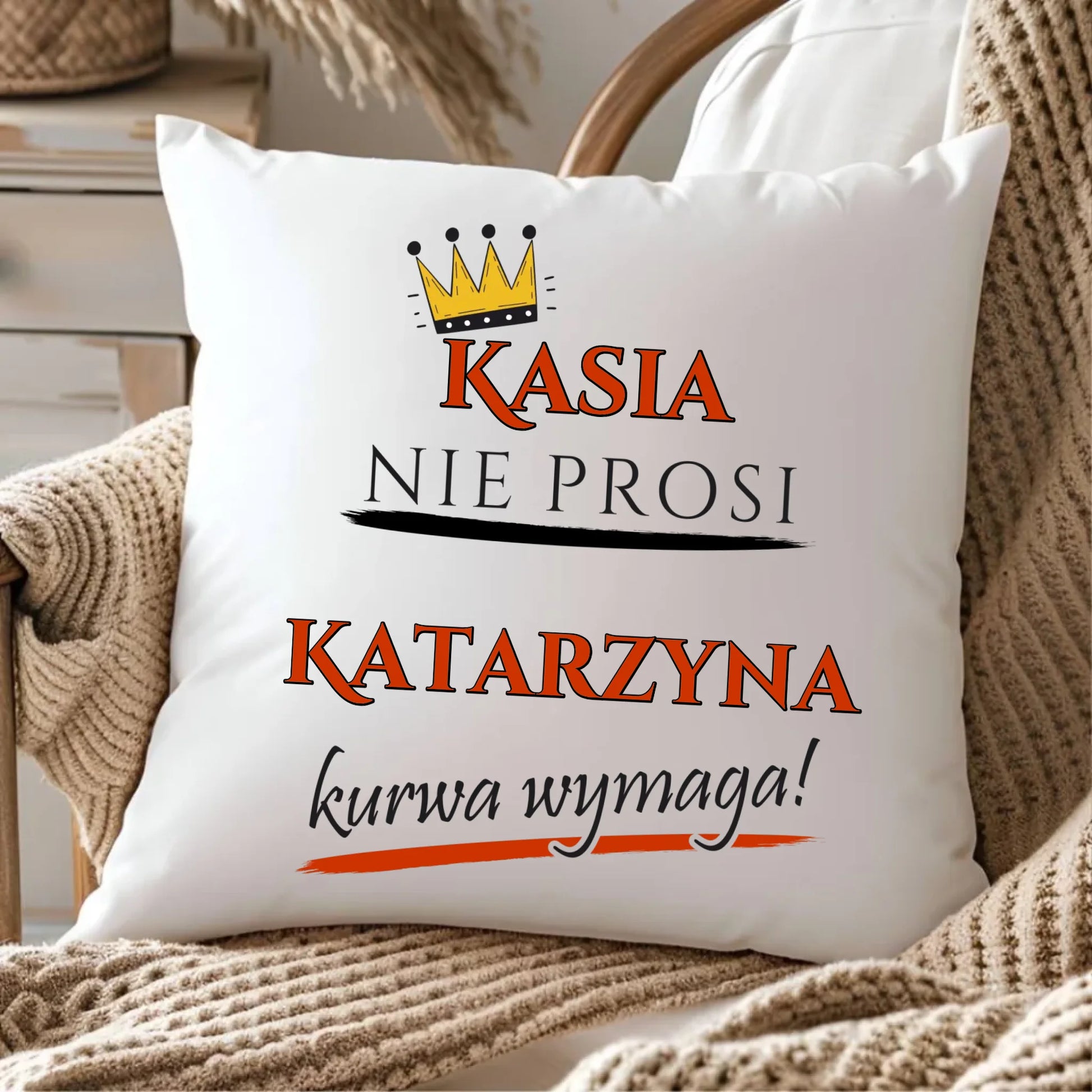 Poduszka - Nie prosi, ku**a wymaga - bez cenzury - personalizowana DZ18 - StoryCups.pl