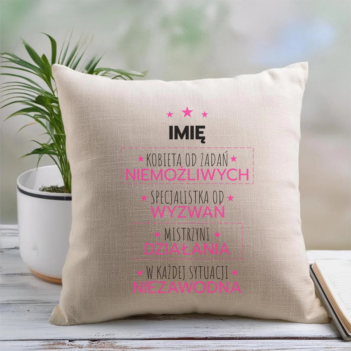 Poduszka - Kobieta od zadań niemożliwych - personalizowana DZ19 - StoryCups.pl