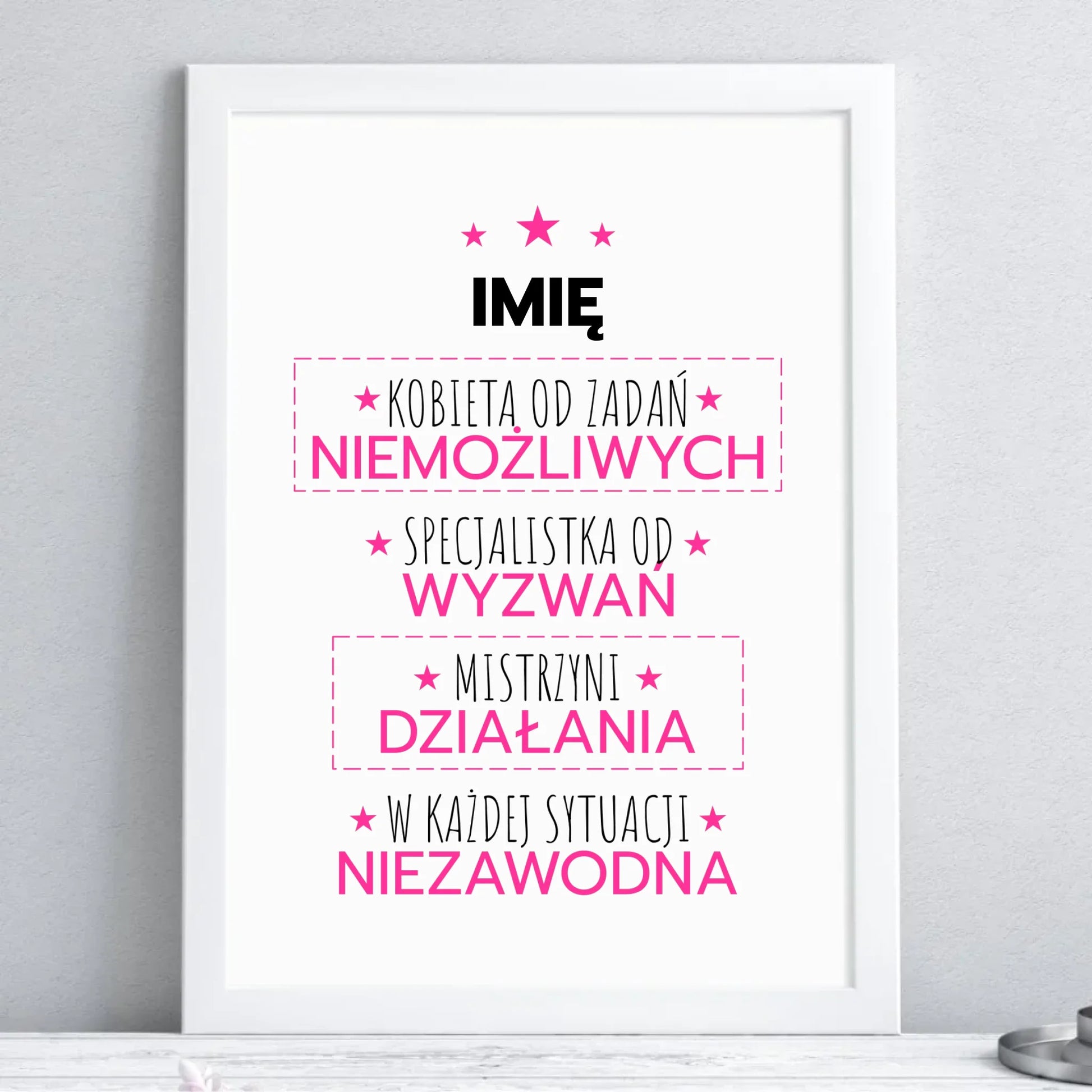 Plakat w ramie - Kobieta od zadań niemożliwych - personalizowany DZ19 - StoryCups.pl