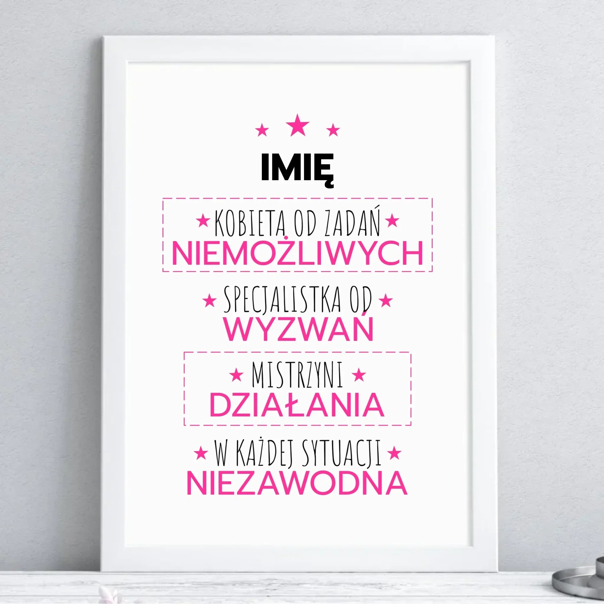 Plakat w ramie - Kobieta od zadań niemożliwych - personalizowany DZ19 - StoryCups.pl