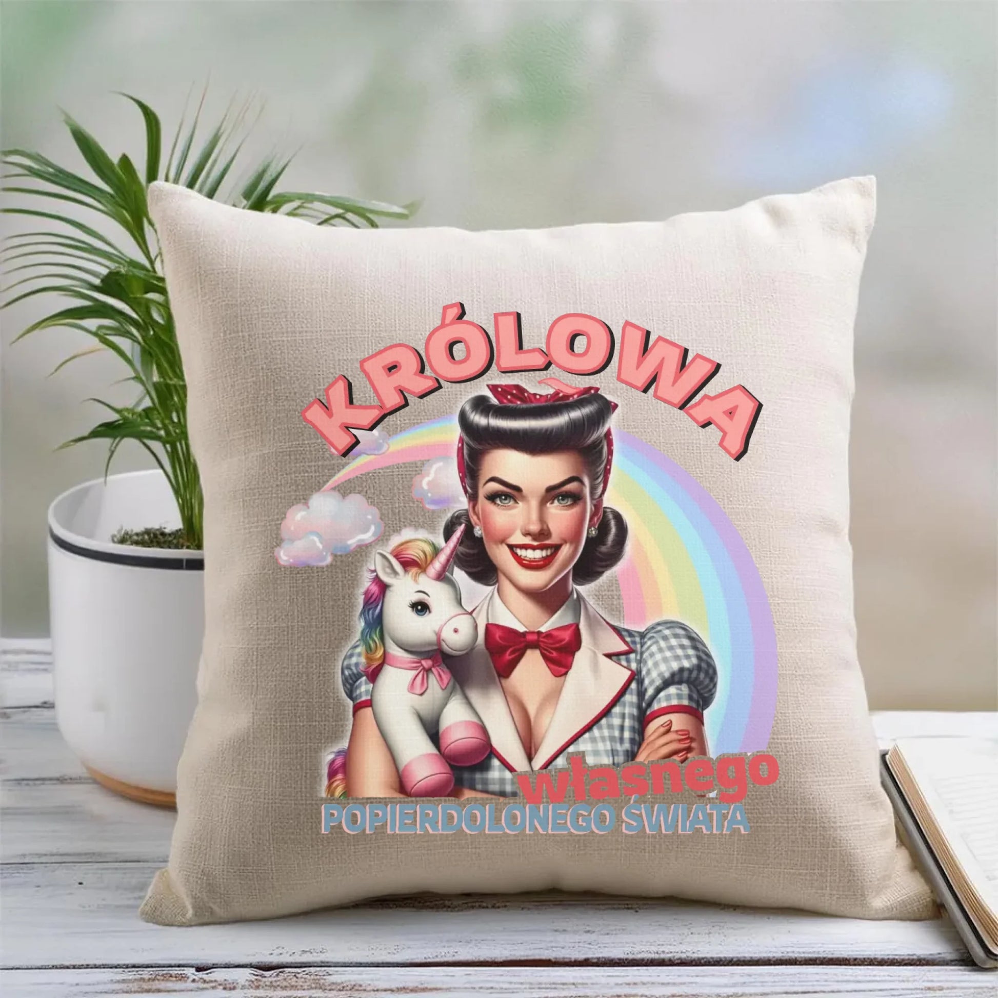 Śmieszna poduszka retro – Królowa własnego popierd*onego świata - bez cenzury DZ08 - StoryCups.pl