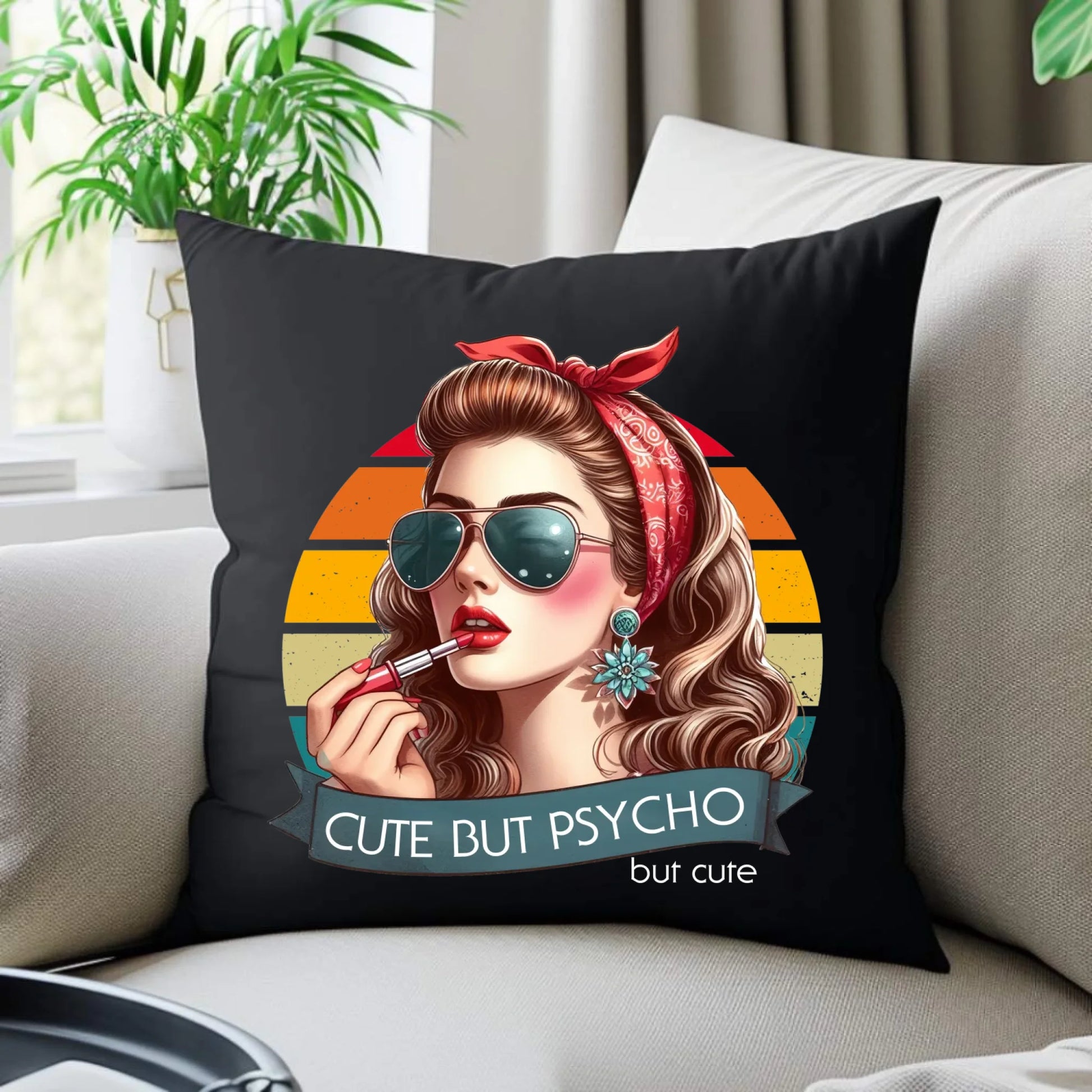 Poduszka dekoracyjna – Cute but psycho - w stylu retro DZ09 - StoryCups.pl