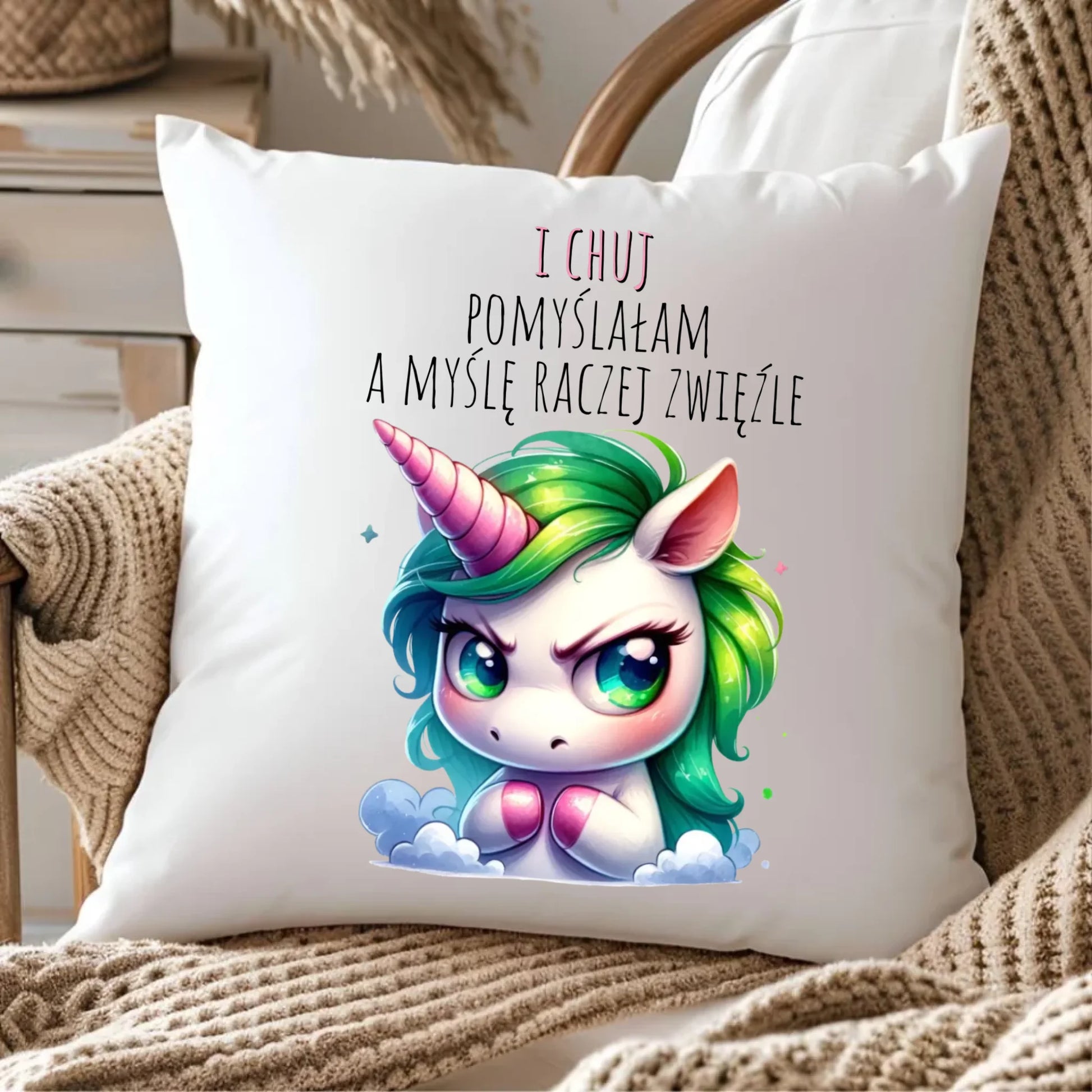 Śmieszna poduszka z jednorożcem – I ch*j pomyślałam – bez cenzury DZ12 - StoryCups.pl