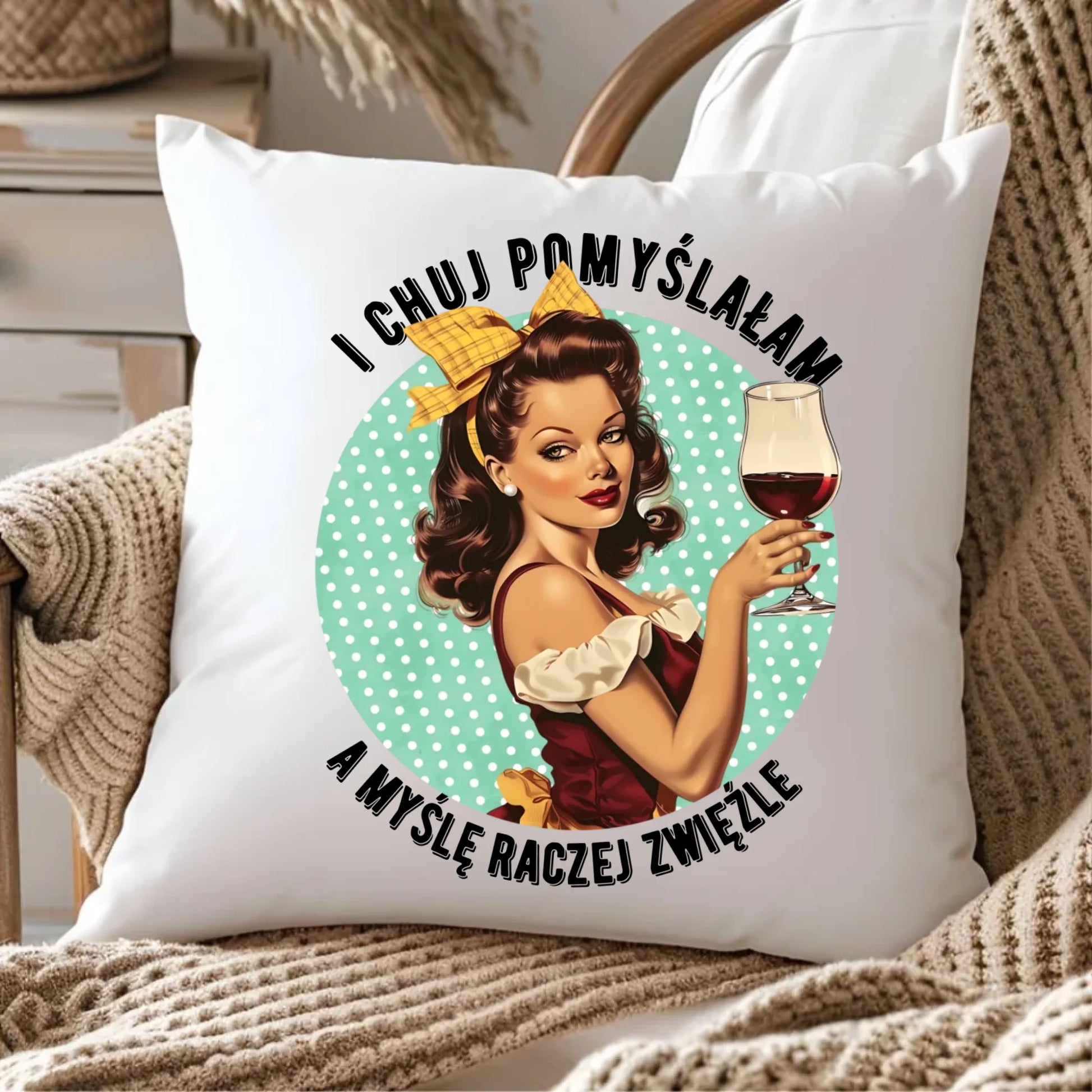 Śmieszna poduszka retro - I ch*j pomyślałam, a myślę raczej zwięźle – bez cenzury DZ13 - StoryCups.pl