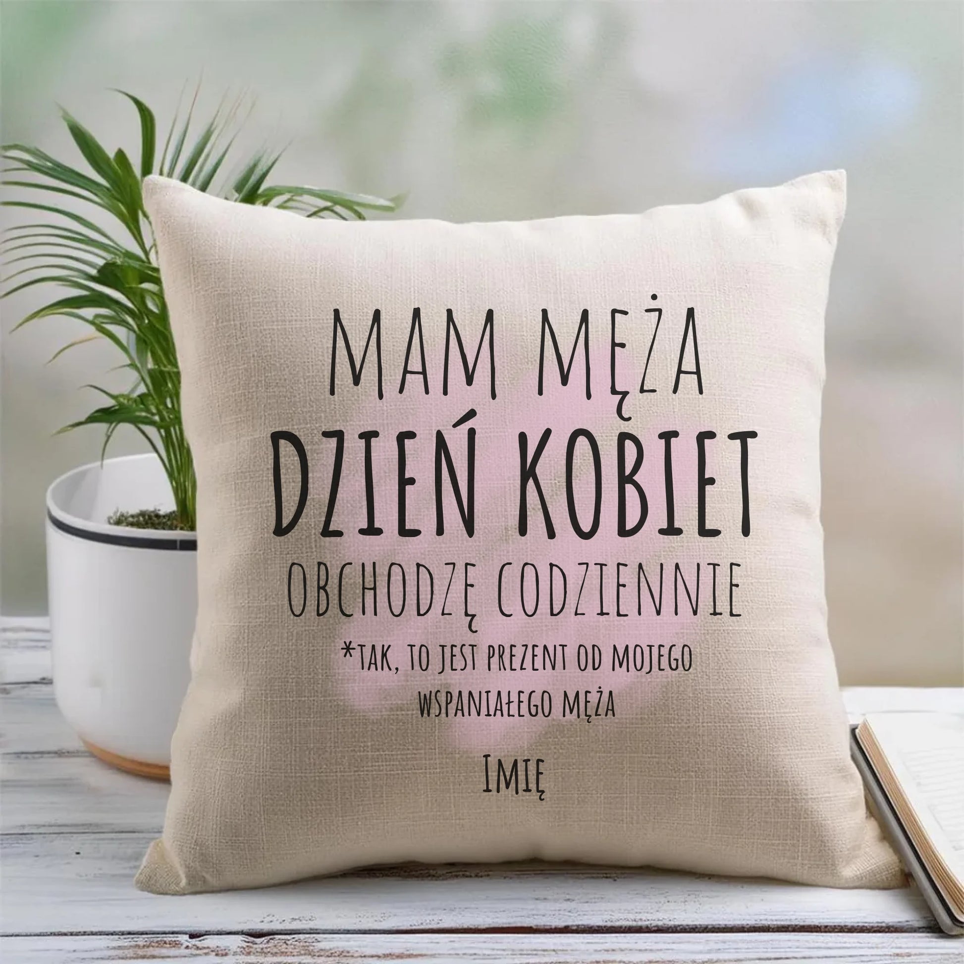 Poduszka - prezent dla żony - Mam męża Dzień Kobiet obchodzę codziennie - personalizowana Ż01 - StoryCups.pl