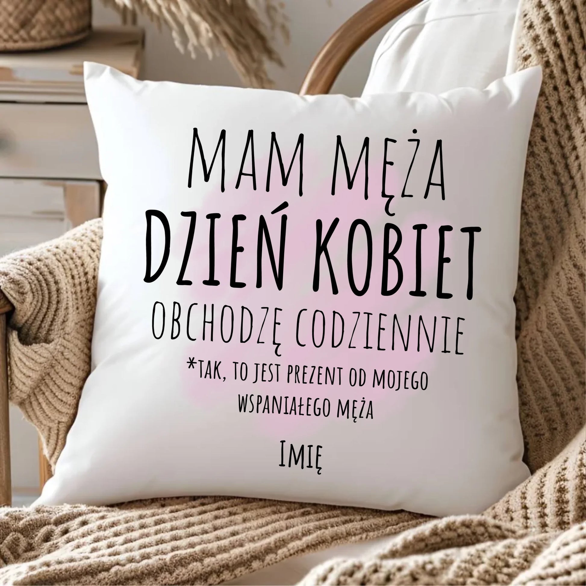 Poduszka - prezent dla żony - Mam męża Dzień Kobiet obchodzę codziennie - personalizowana Ż01 - StoryCups.pl