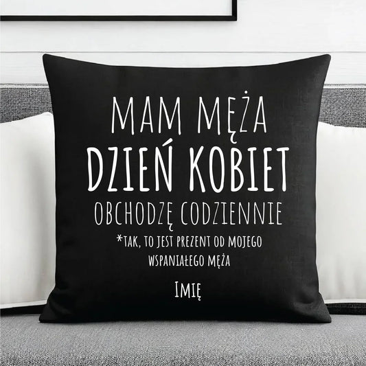 Poduszka dekoracyjna - prezent dla żony - Mam męża Dzień Kobiet obchodzę codziennie - personalizowana Ż01