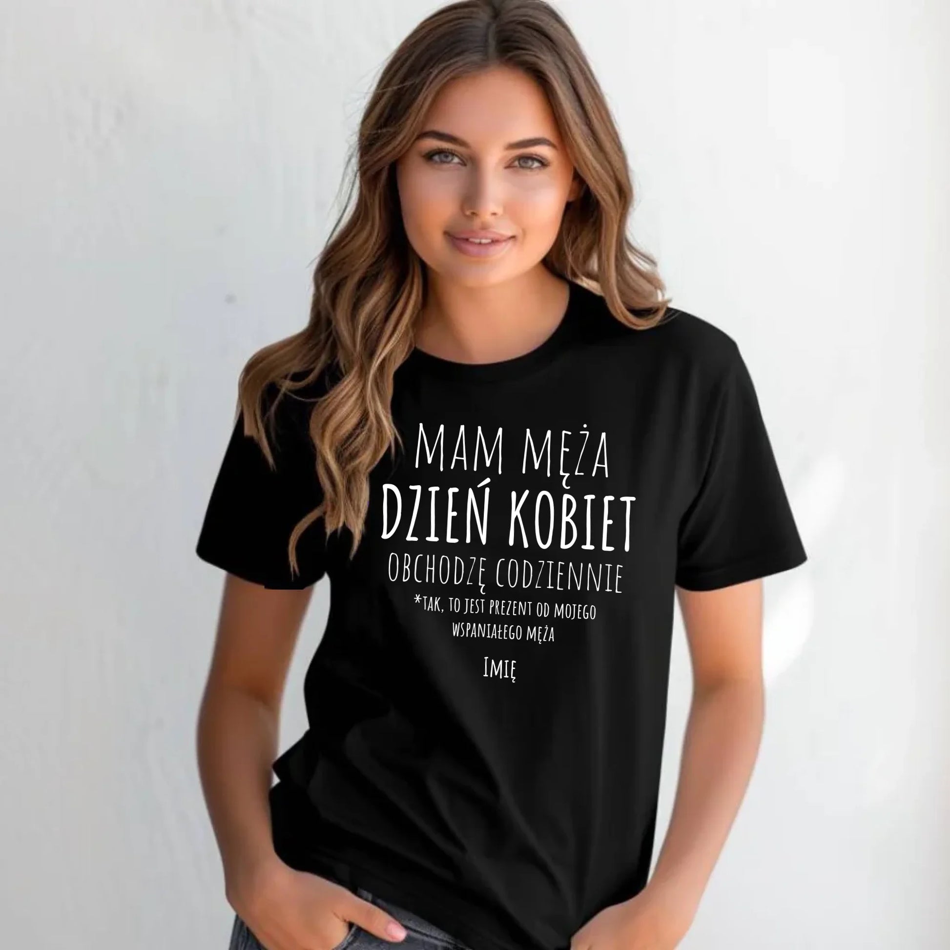 Koszulka damska - prezent dla żony - Mam męża Dzień Kobiet obchodzę codziennie - personalizowana Ż01 - StoryCups.pl