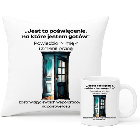 Zestaw poduszka i kubek na odejście z pracy - Poświęcenie, na które jestem gotów - personalizowany OP02 - StoryCups.pl