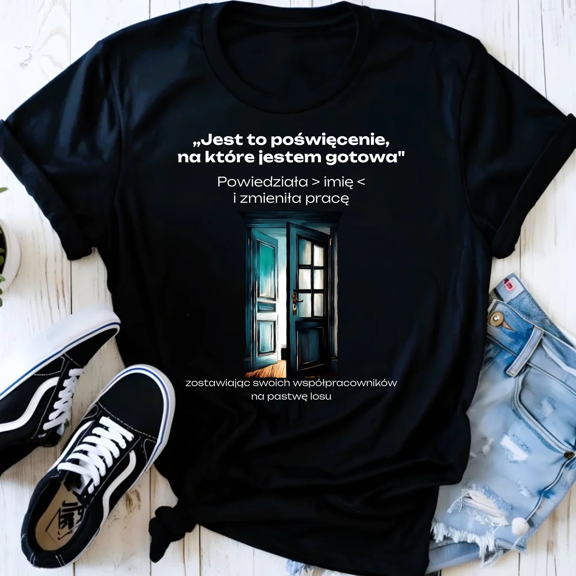 Koszulka damska na odejście z pracy - Poświęcenie, na które jestem gotowa - personalizowana OP02 - StoryCups.pl