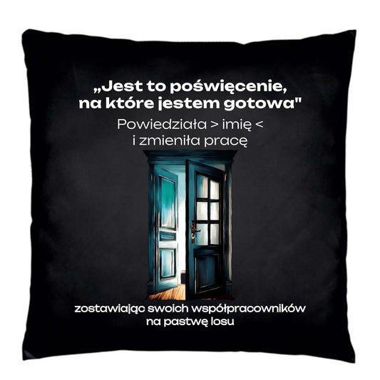 Poduszka dekoracyjna na odejście z pracy - Poświęcenie, na które jestem gotów - personalizowana OP02 - StoryCups.pl