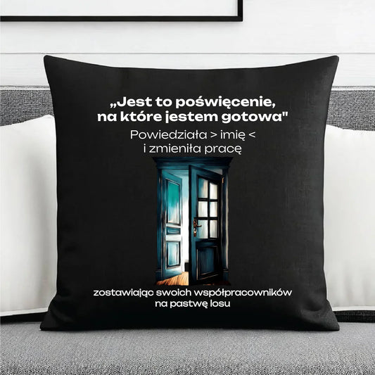 Poduszka dekoracyjna na odejście z pracy - Poświęcenie, na które jestem gotów - personalizowana OP02 - StoryCups.pl