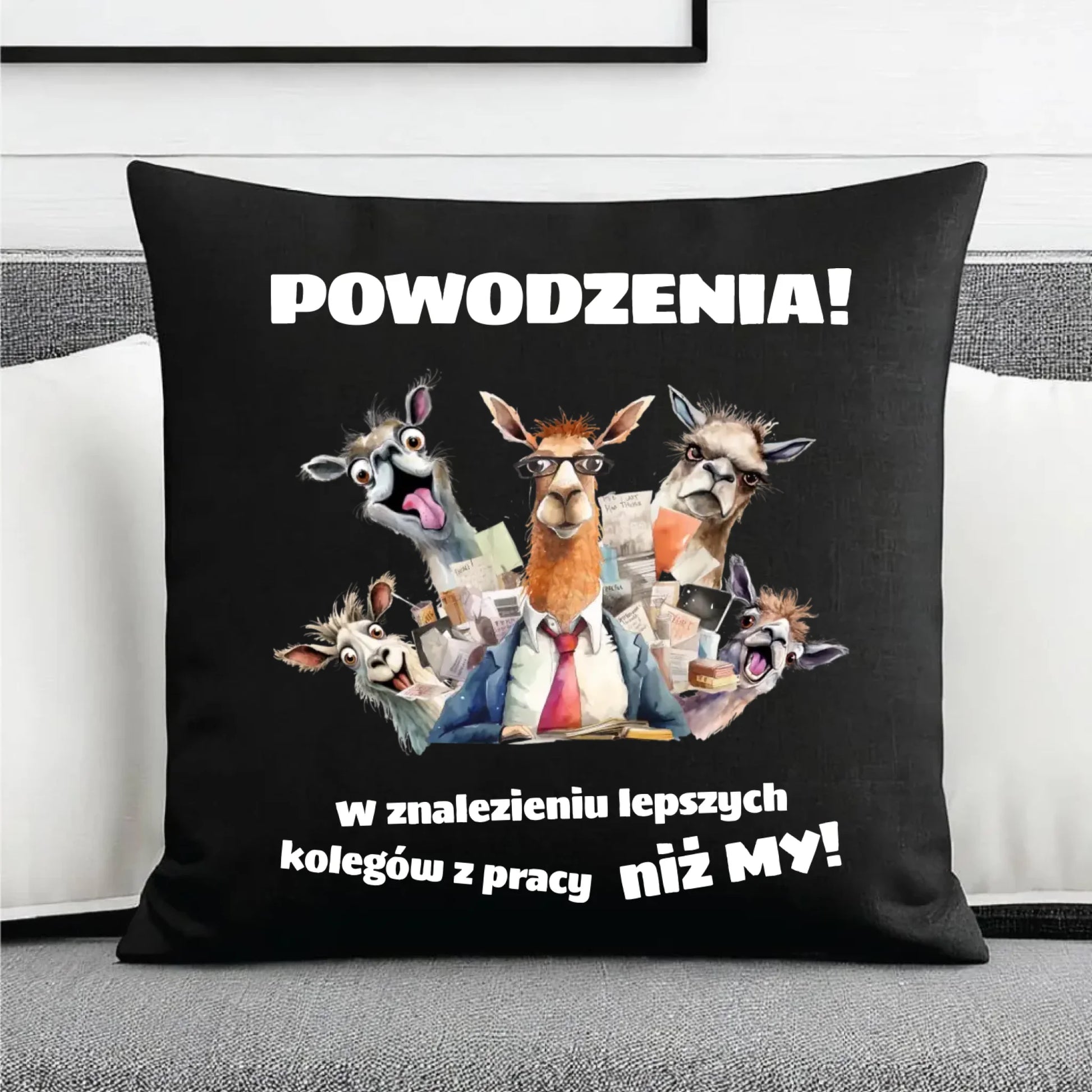 Poduszka dekoracyjna na odejście z pracy - Powodzenia w znalezieniu lepszych kolegów OP08 - StoryCups.pl