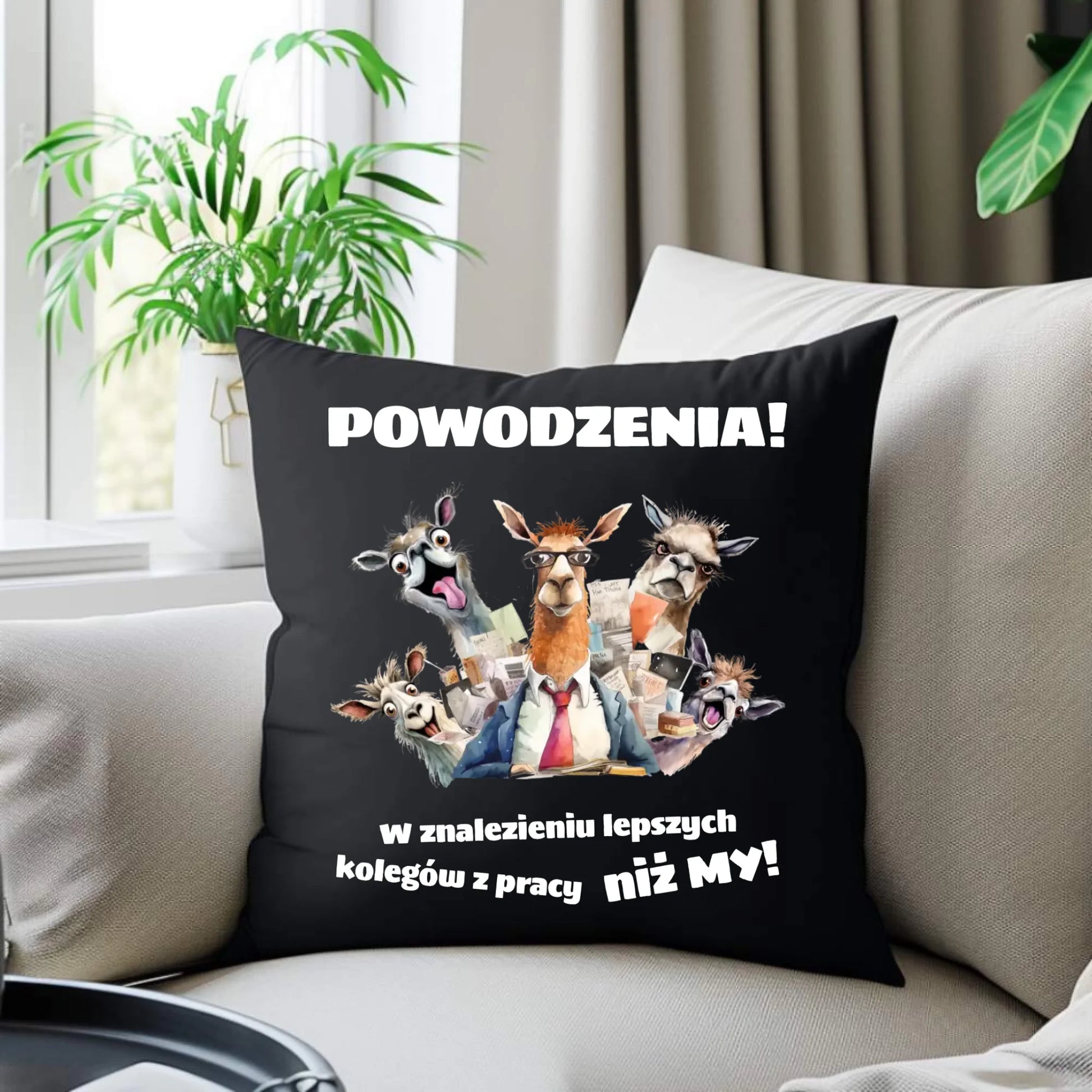 Poduszka dekoracyjna na odejście z pracy - Powodzenia w znalezieniu lepszych kolegów OP08 - StoryCups.pl