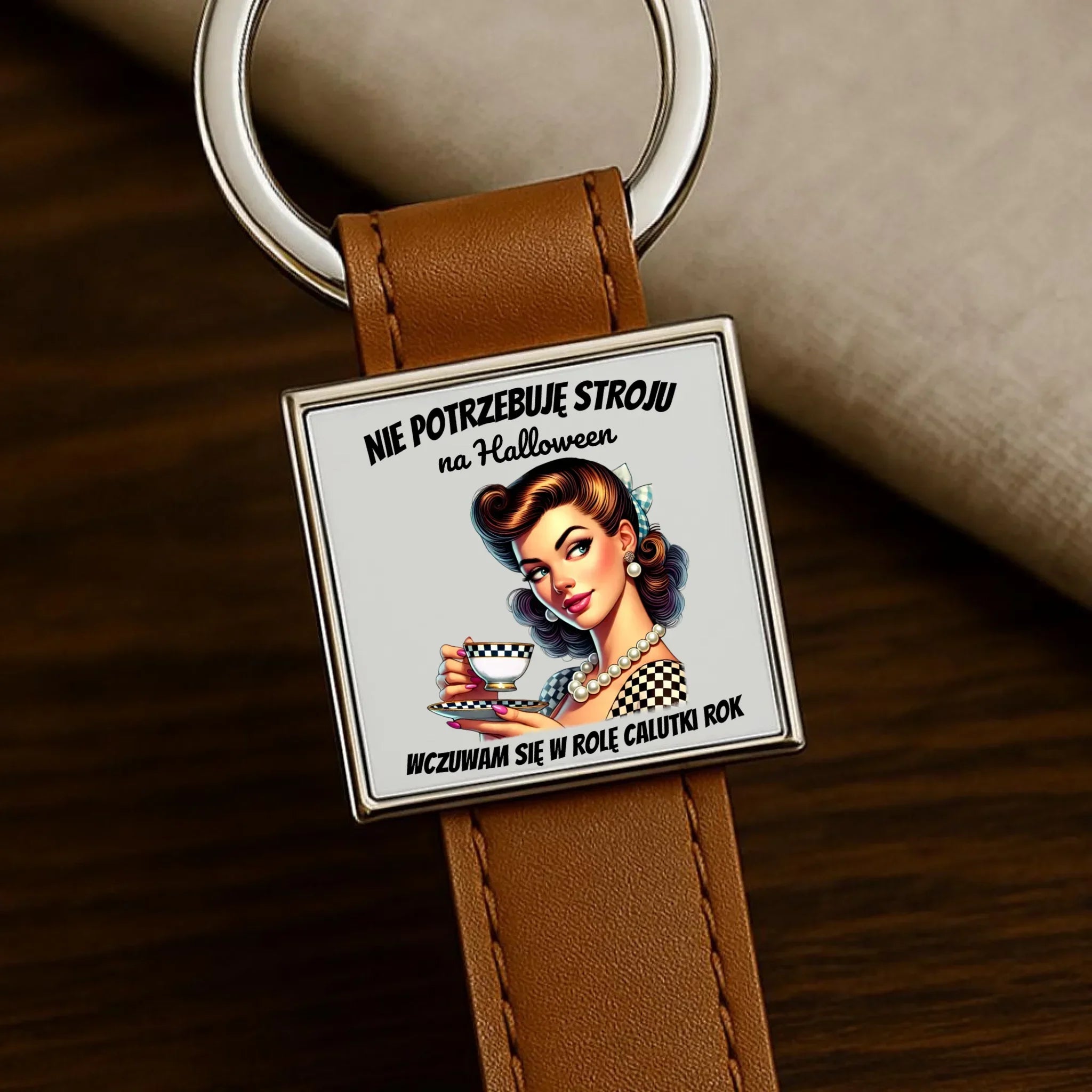 Brelok retro pin-up girl – Nie potrzebuję stroju na Halloween HL29 - StoryCups.pl