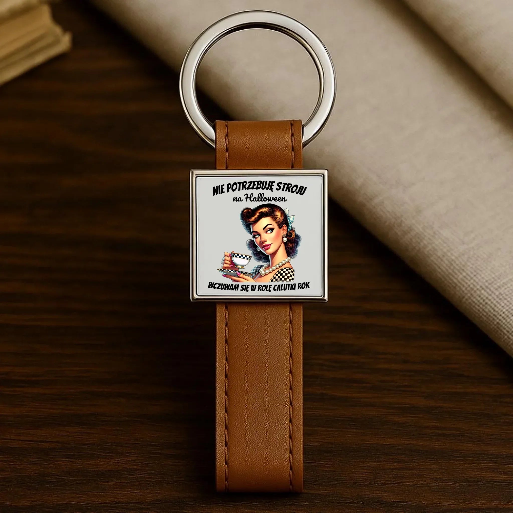 Brelok retro pin-up girl – Nie potrzebuję stroju na Halloween HL29 - StoryCups.pl