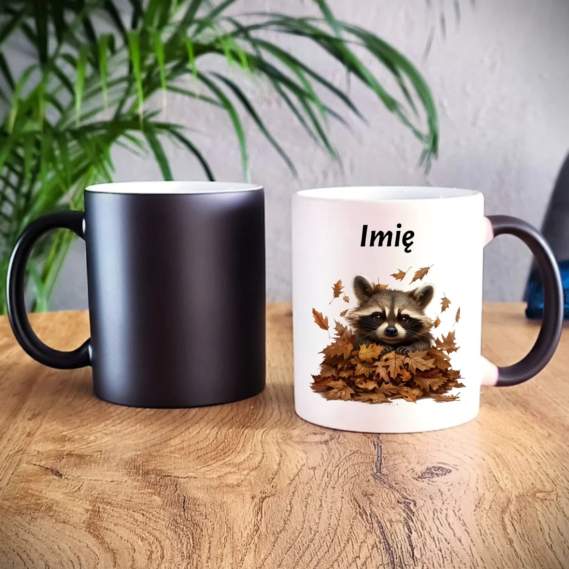 Kubek magiczny jesienny - Szop w liściach - personalizowany JS24 - StoryCups.pl