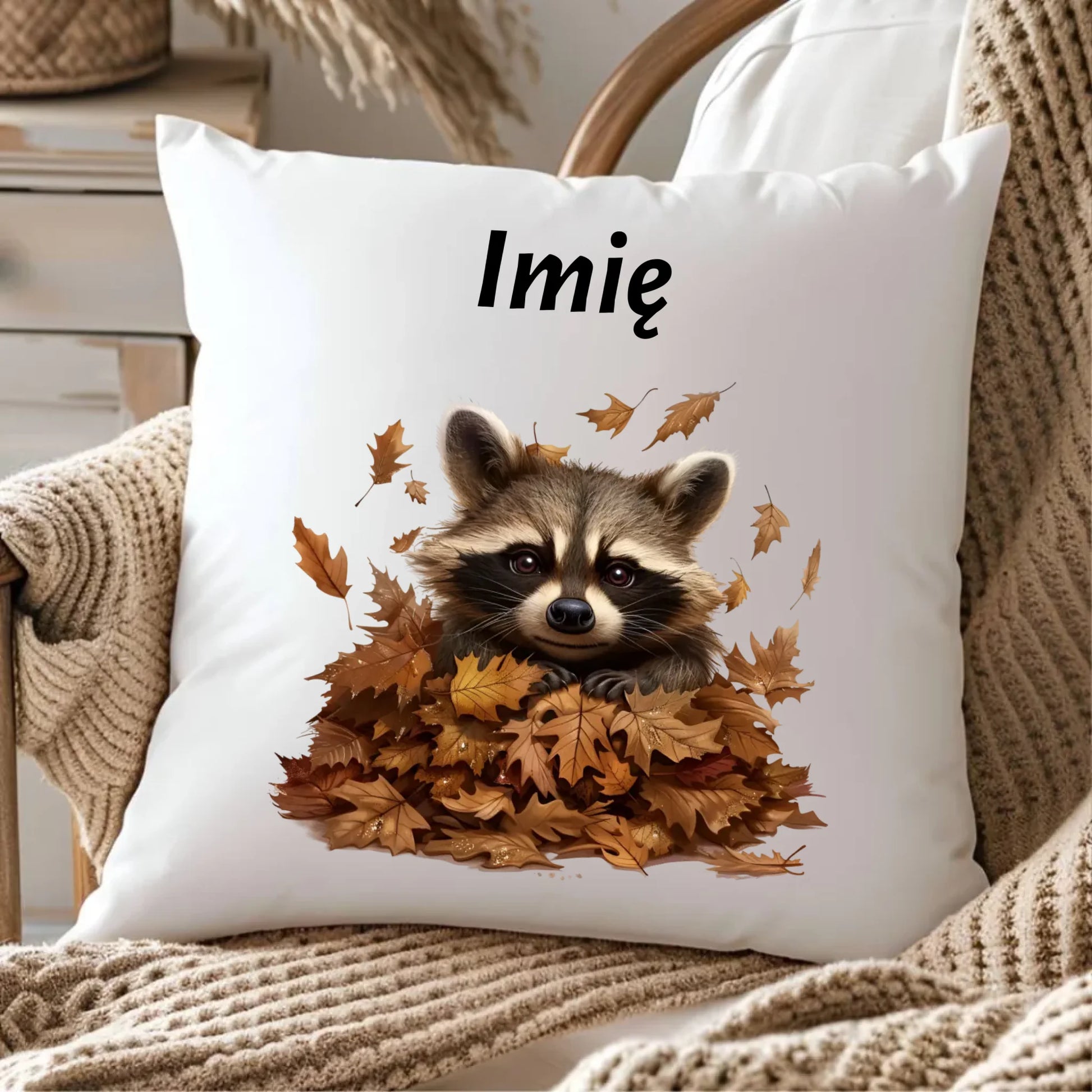 Poduszka jesienna - Szop w liściach - personalizowana JS24 - StoryCups.pl