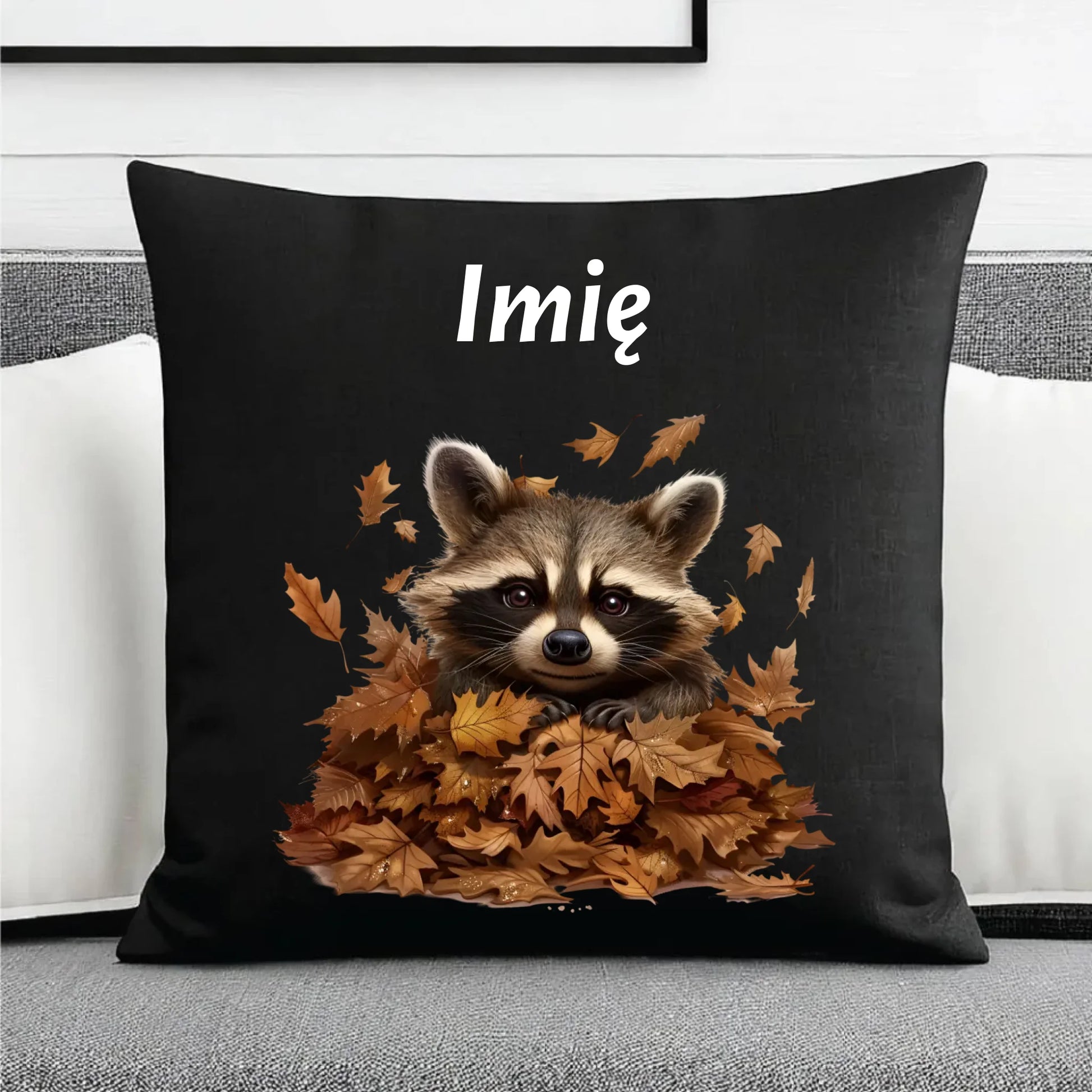 Poduszka dekoracyjna jesienna - Szop w liściach - personalizowana JS24 - StoryCups.pl