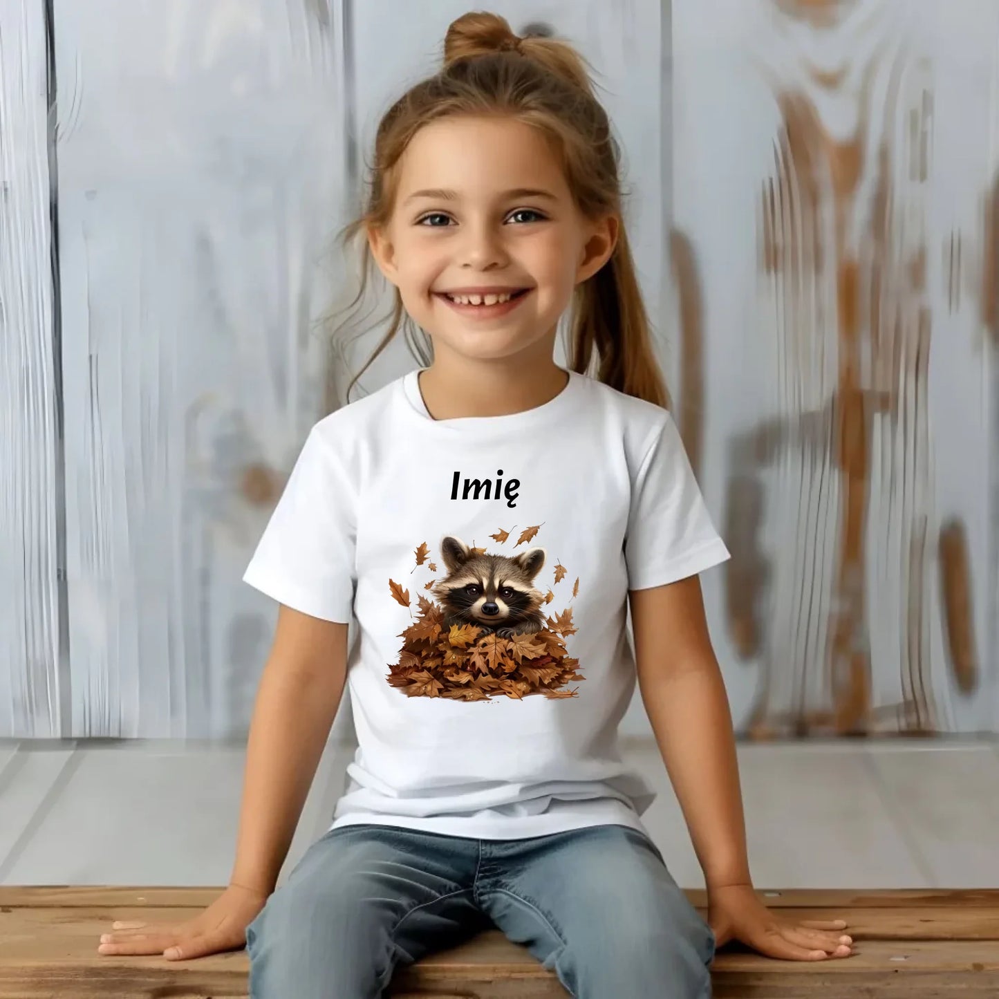 Koszulka dziecięca jesienna - Szop w liściach - personalizowana JS24 - StoryCups.pl