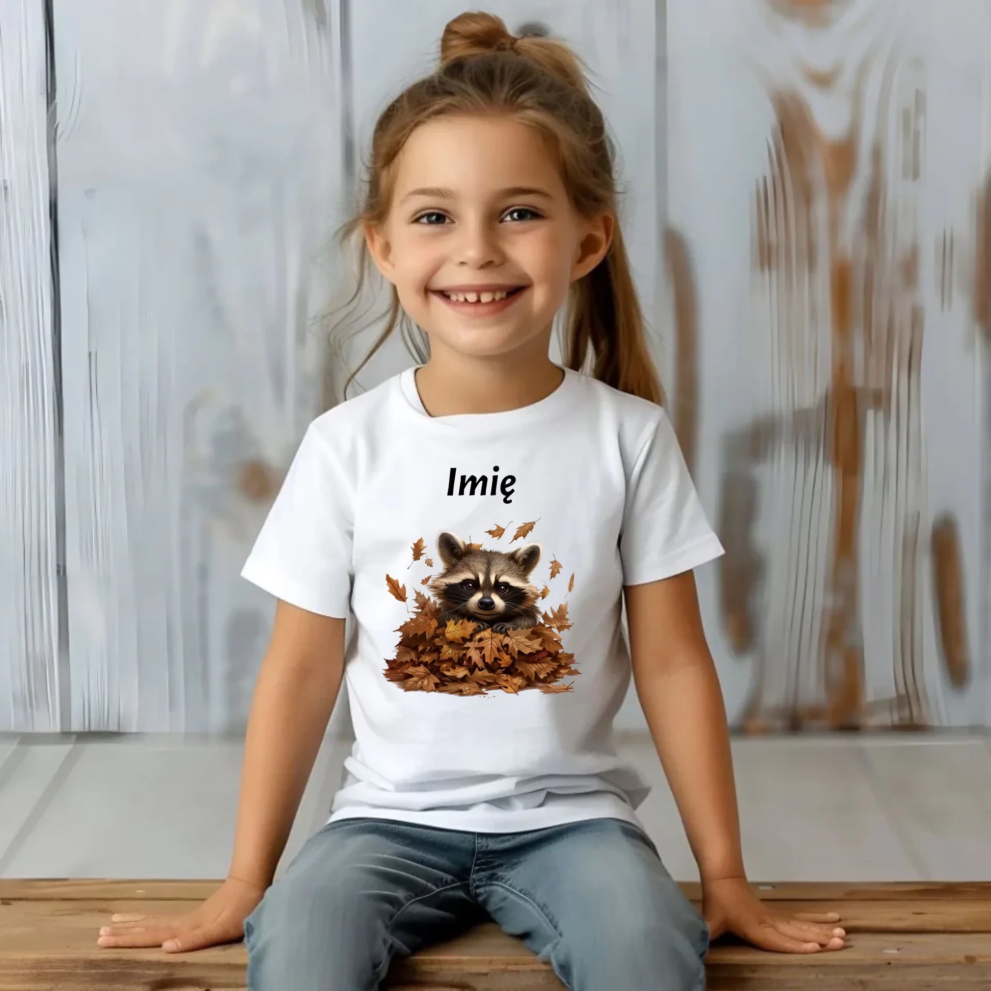 Koszulka dziecięca jesienna - Szop w liściach - personalizowana JS24 - StoryCups.pl