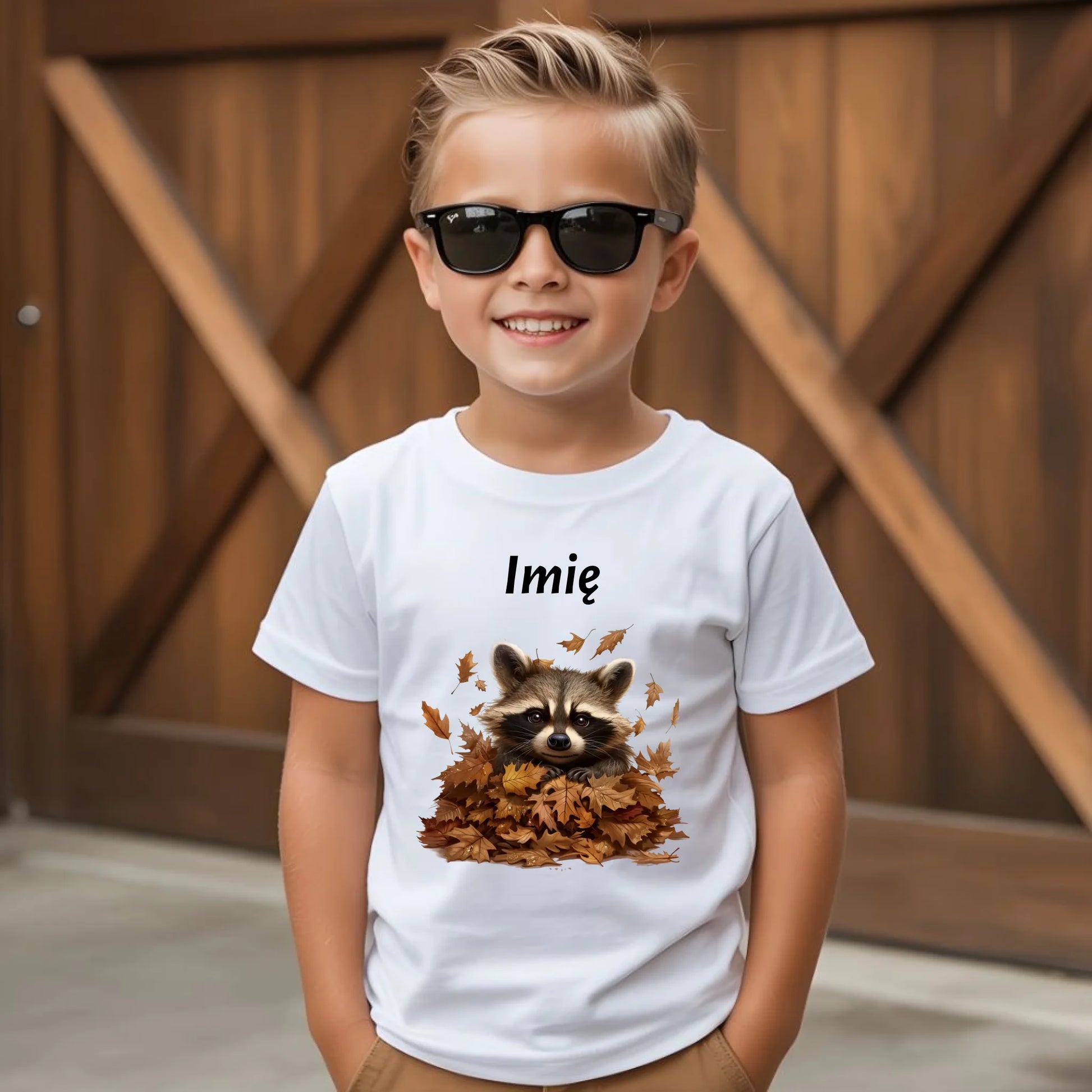Koszulka dziecięca jesienna - Szop w liściach - personalizowana JS24 - StoryCups.pl