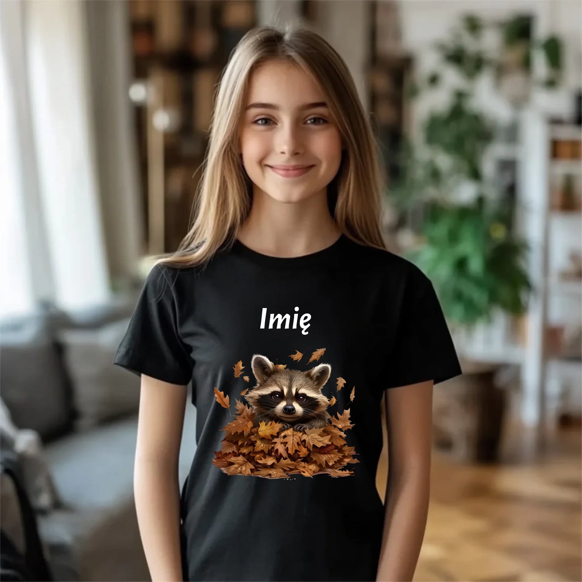 Koszulka dziecięca jesienna - Szop w liściach - personalizowana JS24 - StoryCups.pl