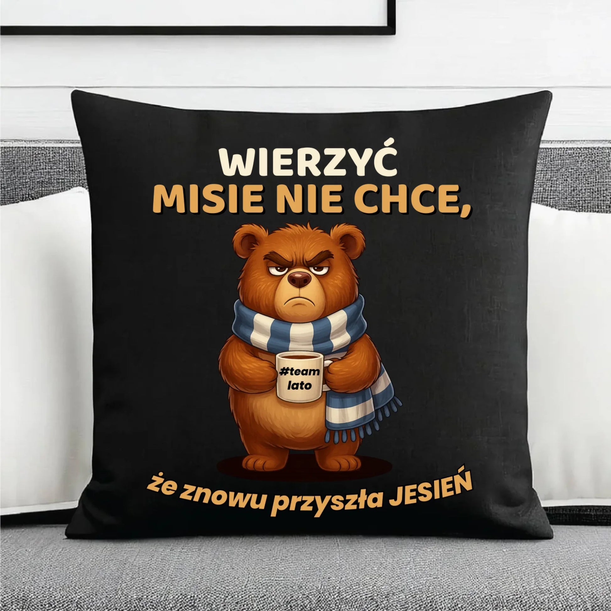 Poduszka dekoracyjna jesienna - Wierzyć MISIE nie chce, że znowu przyszła jesień - Team lato JS35 - StoryCups.pl