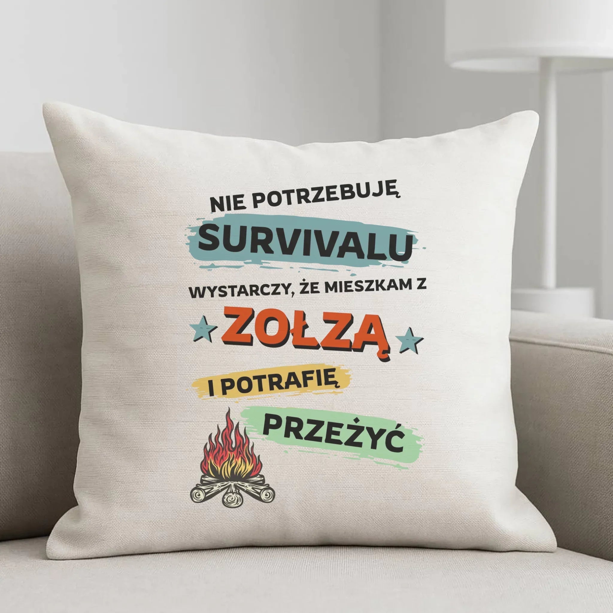 Poduszka – Prezent dla chłopaka męża - Nie potrzebuję survivalu, mieszkam z zołzą DCH25 - StoryCups.pl
