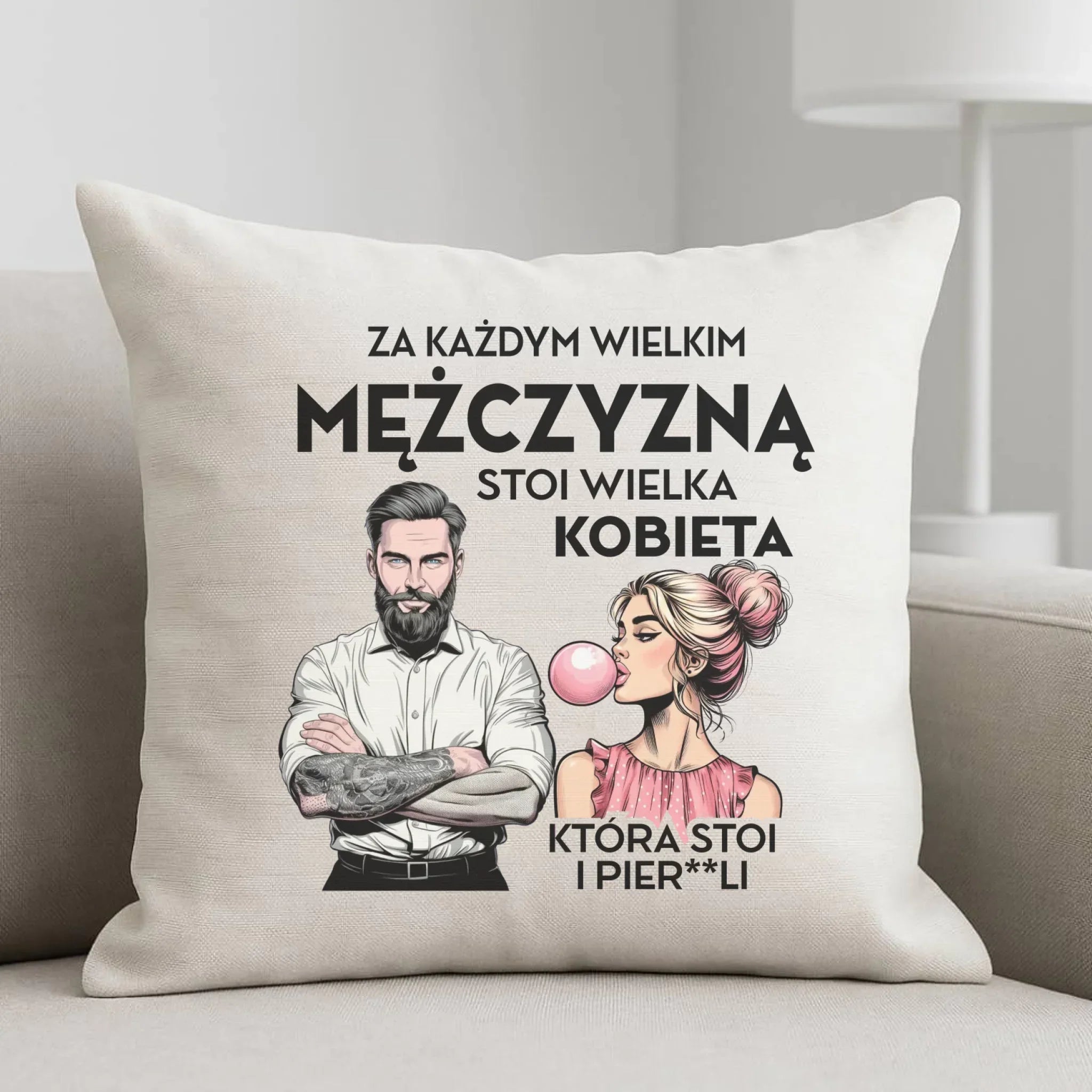 Poduszka - Prezent dla niego - Za każdym wielkim mężczyzną stoi wielka kobieta DCH27 - StoryCups.pl